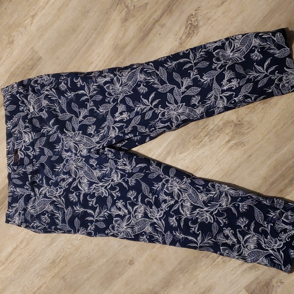 Blue and white stretchy capris